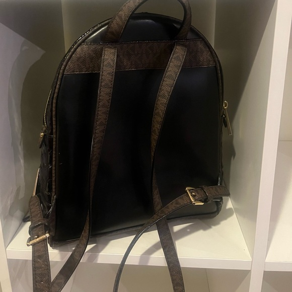 MICHAEL KORS Rhea Zip MK Signature Backpack Bag Patent vinyl Leather-Shiny - Picture 4 of 8